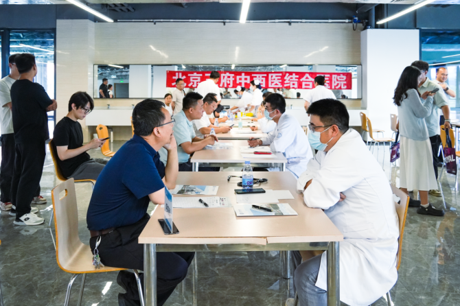 医企联动送健康，爱心义诊暖人心——王府医院走进中铝科创园开展公益义诊活动