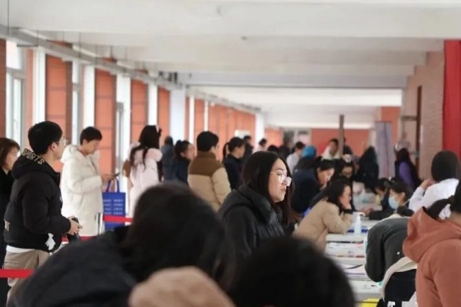 春风有信，“医”路护花 | 王府医院健康指导走进校园，定格“女神节”最暖瞬间