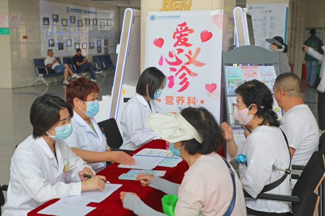 家门口的营养“加油站”！王府医院营养科举办全民营养周健康义诊活动