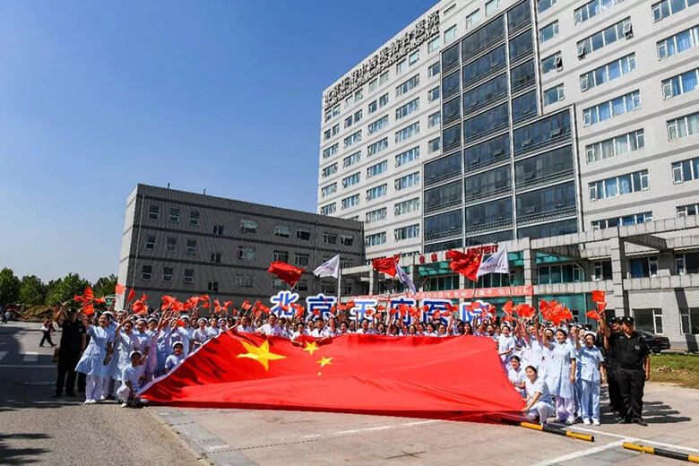 “首都万名劳动者 同心接力绣国旗”活动走进北京王府中西医结合医院