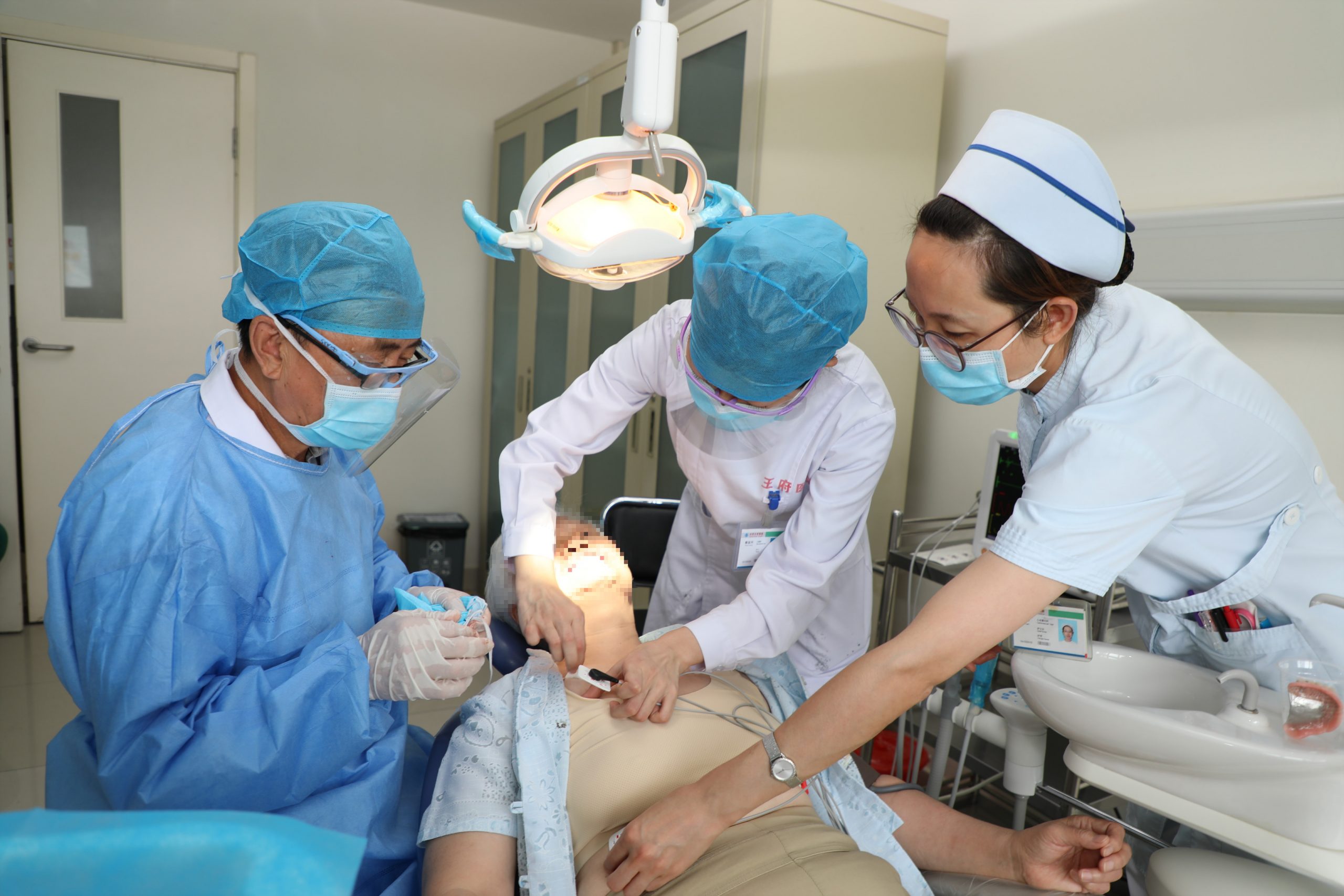 王府医院成功开展心电监护拔牙，为高龄老人解决病痛