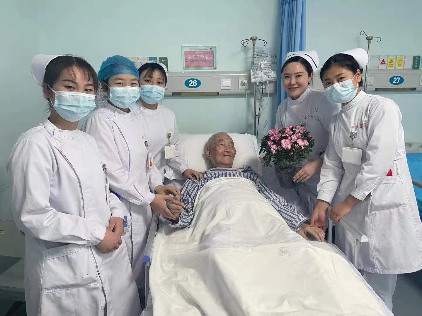 全科医疗科陪清华大学百岁老教授一起过春节