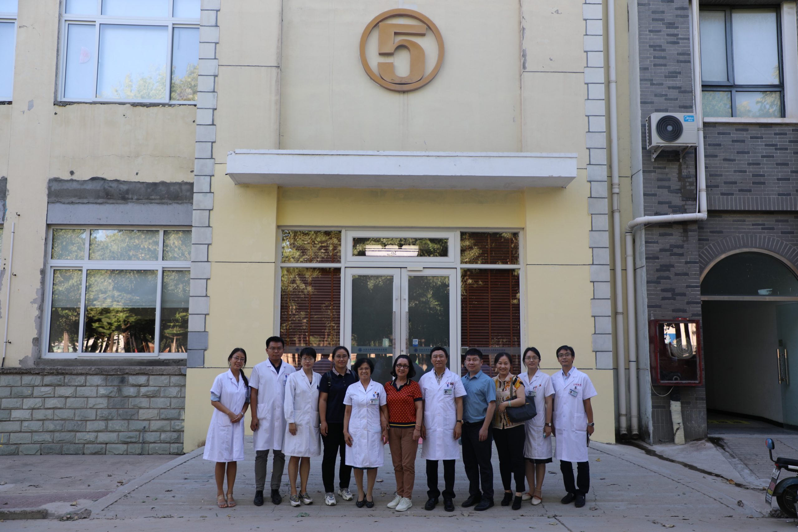 北京市民政局社会组织评估专家组莅临王府医院检查指导