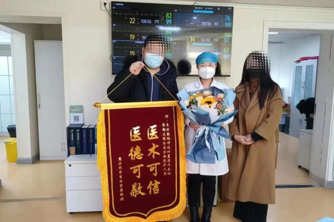 【至暗时刻的一束光芒】王府医护负重前行，诠释担当