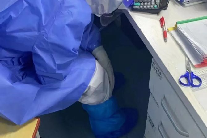 我看到护士的眼睛里闪着泪光，可是她们还在坚持……