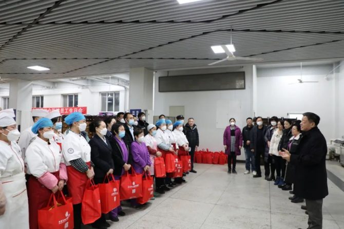 新春送关怀，岁寒暖人心 | 王府医院院领导除夕慰问一线医护人员