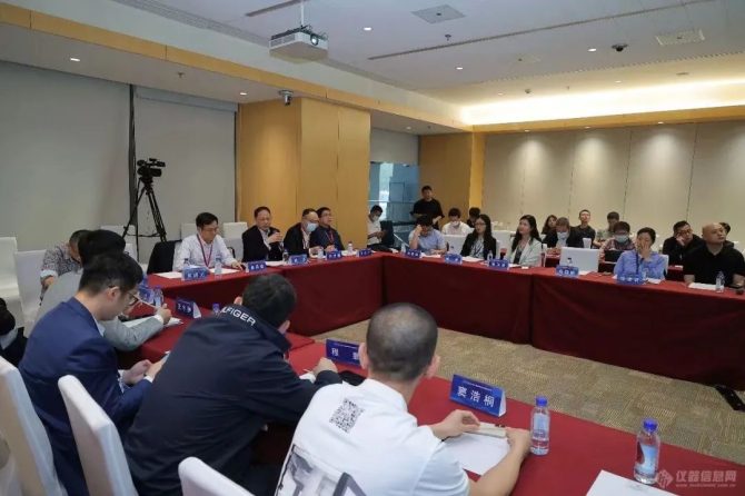 我院检验科郭建巍主任受邀参加"精准诊断技术创新成果应用对接"圆桌论坛
