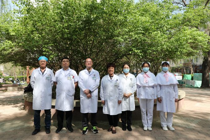 睦邻公益行 义诊暖人心——王府医院走进温泉花园开展义诊活动