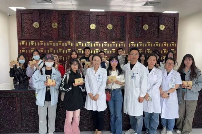中药学师承班暨李京生全国老药工传承工作室建设项目来我院参观交流